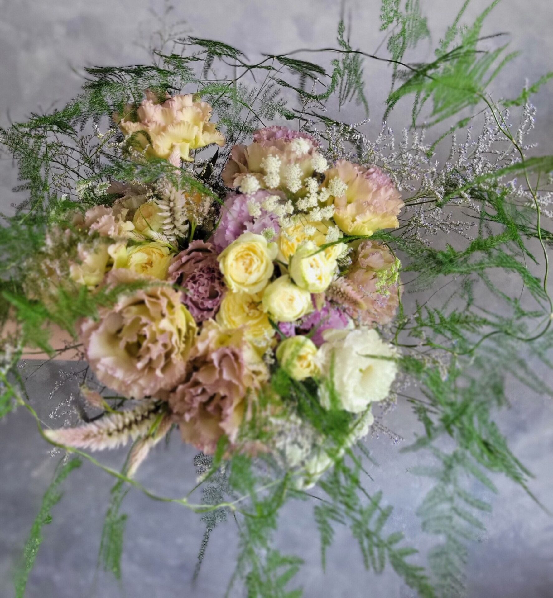 淡いクリーム色と紫系のお花のおまかせエレガントブーケ⁂２Lサイズ　¥11,000