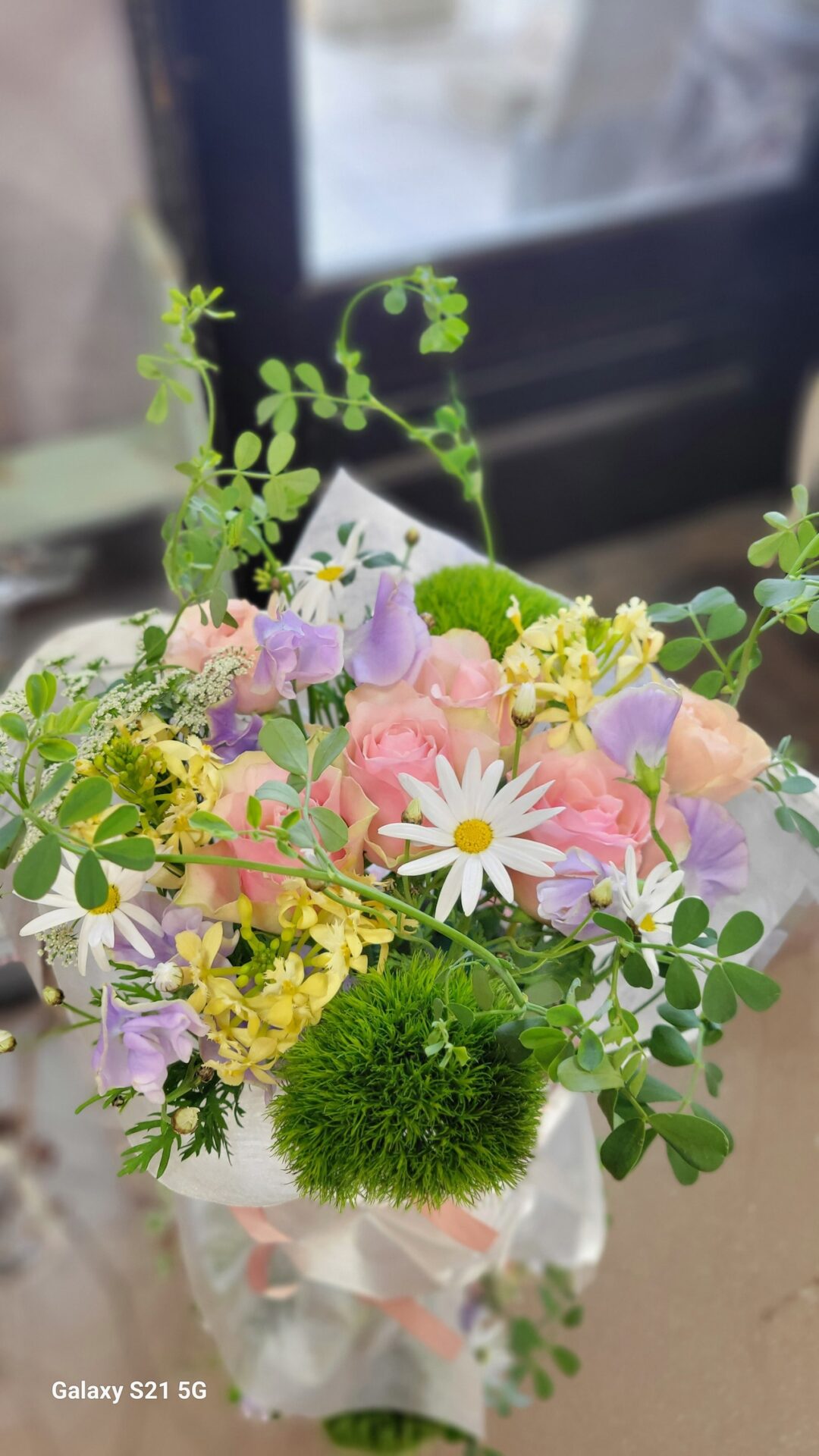 《季節のお花のおまかせアレンジメント》*Mサイズ*　¥5,500